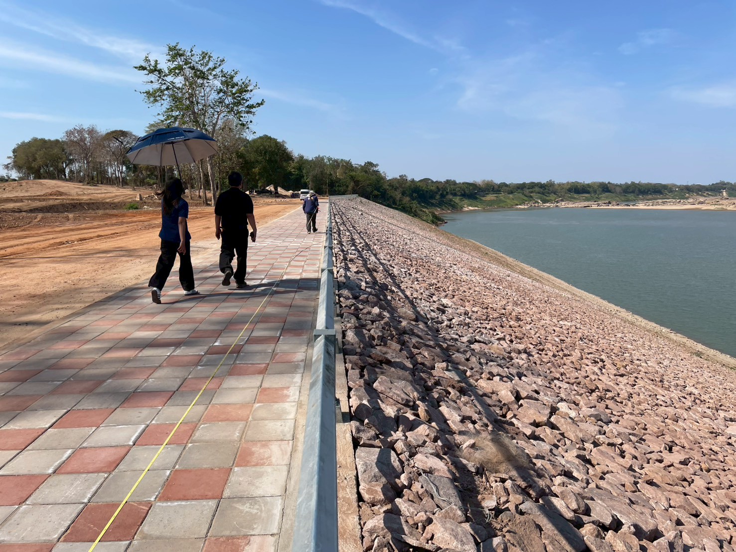 โครงการก่อสร้างเขื่อนป้องกันตลิ่งริมแม่น้ำโขง  บ้านโนนตาล  หมู่ที่ 10 (ต่อเนื่องเขื่อนเดิมปี 61 เหนือน้ำ) พร้อมปรับปรุงภูมิทัศน์  บริเวณจุดชมวิวหาดชมดาว  ตำบลนาตาล อำเภอนาตาล  จังหวัดอุบลราชธานี  ความยาวไม่น้อยกว่า 500 เมตร   โดยทำการก่อสร้างในความยาว 792 เมตร